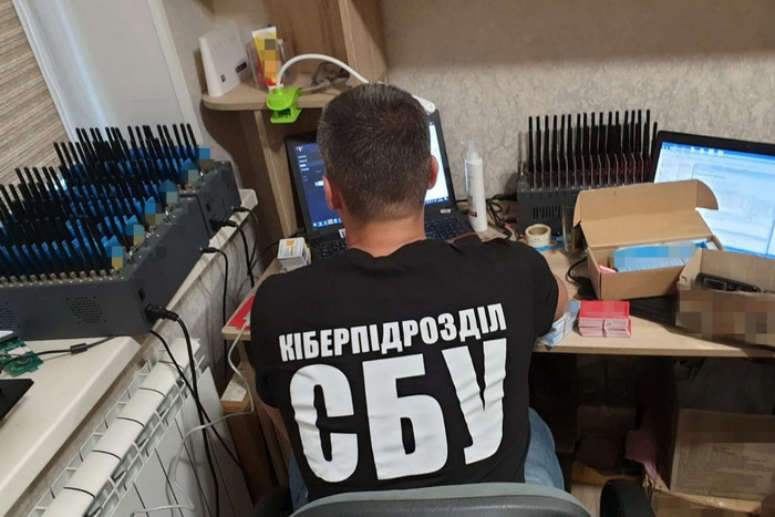 Az Ukrán Biztonsági Szolgálat (SZBU) embere egy lefoglalt oroszpárti propagandát terjesztő botfarmnak helyet adó lakásban Ukrajnában – Forrás: Ukrán Biztonsági Szolgálat